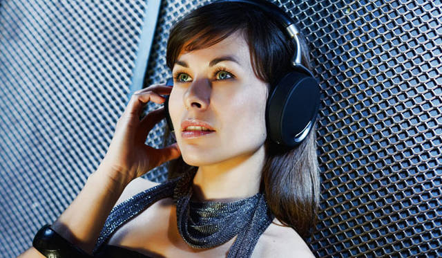 <strong>Parrot｜パロット</strong>　ワイヤレス・オーディオヘッドフォン「Parrot Zik」