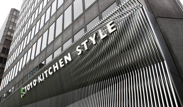 <strong>TOYO KITCHEN｜トーヨーキッチン</strong>　ステンレスのルーバーにより立体的で彫刻のようなファサードデザイン