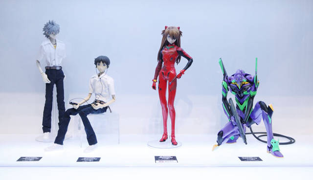 <strong>MEDICOM TOY｜メディコム・トイ</strong>　© カラー