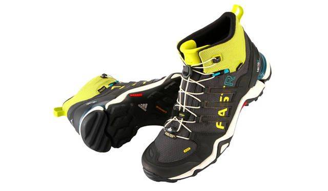 　トレッキングシューズ「TERREX FAST R MID GTX」