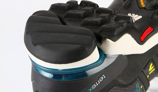 　ヒールカップが上部プレートを兼ねた新構造の3Dフォーモーションにより、軽さとロープロファイルを実現