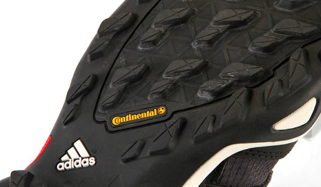 　コンチネンタル社との共同開発による「コンチネンタルラバー」により、グリップ性を向上