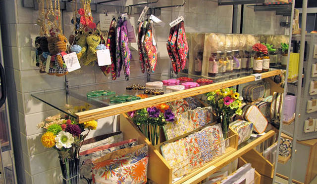 <strong>UNITED ARROWS｜ユナイテッドアローズ</strong>　一つ持っているだけでも気分が上がる色とりどりな雑貨類