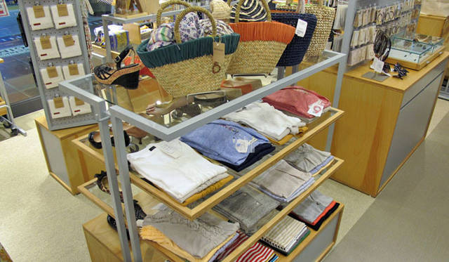 <strong>UNITED ARROWS｜ユナイテッドアローズ</strong>　オンもオフも着用できるカットソーやカーディガンも充実