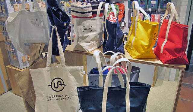 <strong>UNITED ARROWS｜ユナイテッドアローズ</strong>　トートバッグは「Steel Canvas Basket（スティール キャンバス バスケット）」の本格的なものから、オリジナルの手軽なものまで揃える