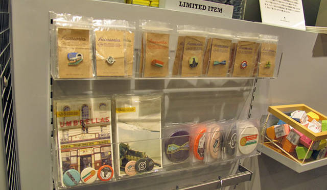 <strong>UNITED ARROWS｜ユナイテッドアローズ</strong>　レトロなデザインがかわいいステーションストアオリジナルのピンバッチ（735円～）