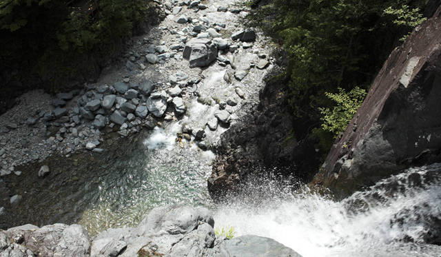 <strong>森の神に会う旅～岐阜県の“ウェルネス・ツーリズム”</strong>　高樽（たかだる）の滝上部からの眺め