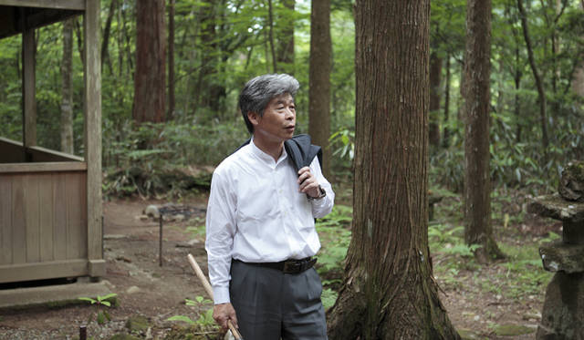 <strong>森の神に会う旅～岐阜県の“ウェルネス・ツーリズム”</strong>　鎌を手に訥々と語る内木篤志さん