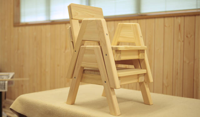 <strong>森の神に会う旅～岐阜県の“ウェルネス・ツーリズム”</strong>　保育園から発注されたという園児用の椅子。ヒノキ製