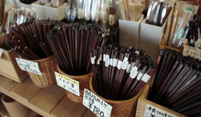 <strong>森の神に会う旅～岐阜県の“ウェルネス・ツーリズム”</strong>　モクモクセンターの販売所には、ヒノキ、スギを使用したさまざまな製品がラインナップされている