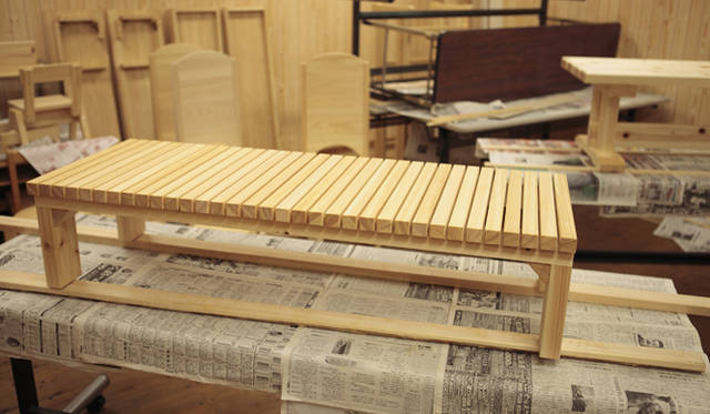 <strong>森の神に会う旅～岐阜県の“ウェルネス・ツーリズム”</strong>　長さ1メートルほどのヒノキの縁台。これで1万円以下というから驚きだ