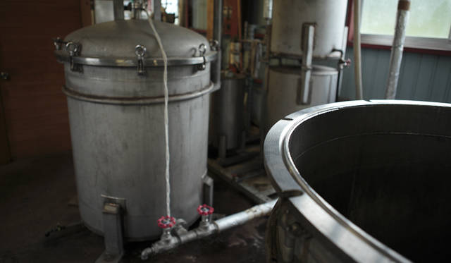 <strong>森の神に会う旅～岐阜県の“ウェルネス・ツーリズム”</strong>　ヒノキオイルを抽出する釜