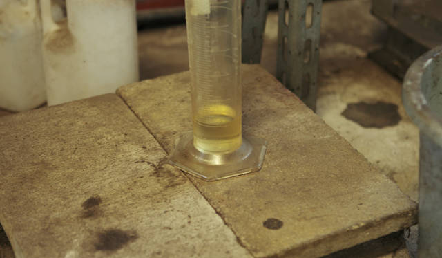 <strong>森の神に会う旅～岐阜県の“ウェルネス・ツーリズム”</strong>　抽出されたヒノキオイル。鮮烈な香りである