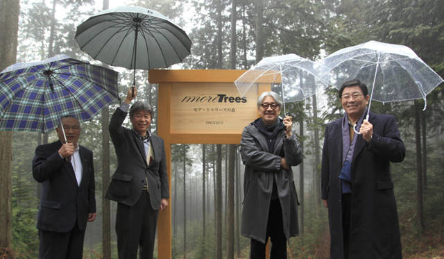 <strong>森の神に会う旅～岐阜県の“ウェルネス・ツーリズム”</strong>　今年3月、岐阜県のモア・トゥリーズの森を訪れた坂本龍一さん。左から東白川村森林組合代表理事組合長の高木孜さん、内木さん、坂本さん、岐阜県知事の古田肇さん