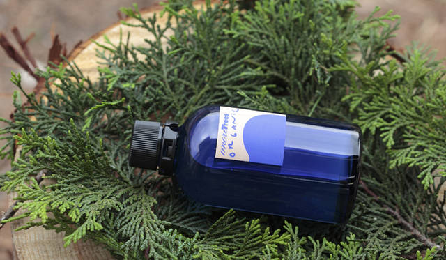 <strong>森の神に会う旅～岐阜県の“ウェルネス・ツーリズム”</strong>　加子母のヒノキオイルを使ったモア・トゥリーズの「フットマッサージオイル」。3990円（100mL／モア・トゥリーズ デザイン）