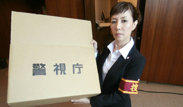 <strong>戸田恵子｜ガサ入れ専門の刑事、姫野瑶子を熱演！　新ドラマ『刑事・ガサ姫』</strong>　ガサ入れ中！