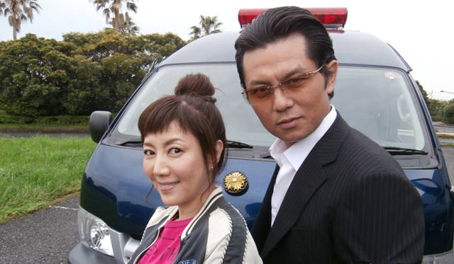 <strong>戸田恵子｜ガサ入れ専門の刑事、姫野瑶子を熱演！　新ドラマ『刑事・ガサ姫』</strong>　的場浩司さんと