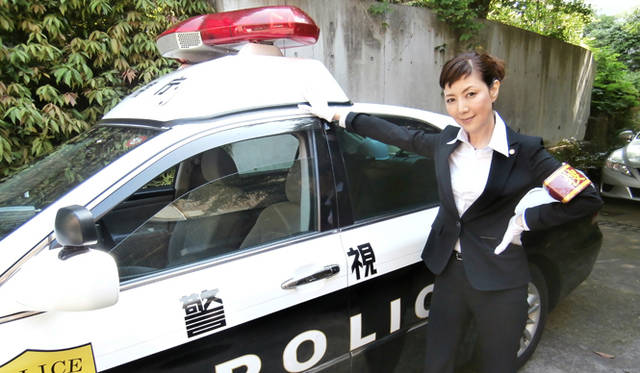 <strong>戸田恵子｜ガサ入れ専門の刑事、姫野瑶子を熱演！　新ドラマ『刑事・ガサ姫』</strong>　パトカーで出動！