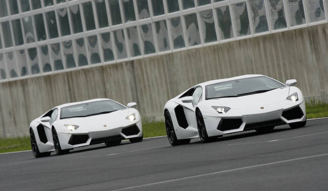 <strong>Lamborhghini Aventador LP 700-4｜ランボルギーニ アヴェンタドール LP 700-4</strong><br />袖ヶ浦フォレストレースウェイの短いストレートを時速180キロオーバーで激走