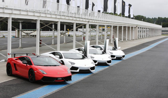 <strong>Lamborhghini Aventador LP 700-4｜ランボルギーニ アヴェンタドール LP 700-4</strong><br />今回の試乗はイタリア本国のテストドライバーがハンドルを握る「ガヤルド スーパートロフィオ ストラダーレ」が先導についた（写真左端の赤い車両）