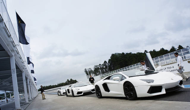 <strong>Lamborhghini Aventador LP 700-4｜ランボルギーニ アヴェンタドール LP 700-4</strong><br />試乗時は3台ずつコースイン