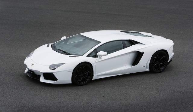 <strong>Lamborhghini Aventador LP 700-4｜ランボルギーニ アヴェンタドール LP 700-4</strong><br />どこか折り紙っぽく感じるシャープなラインで構成されたデザインは、ステルス戦闘機がモチーフ