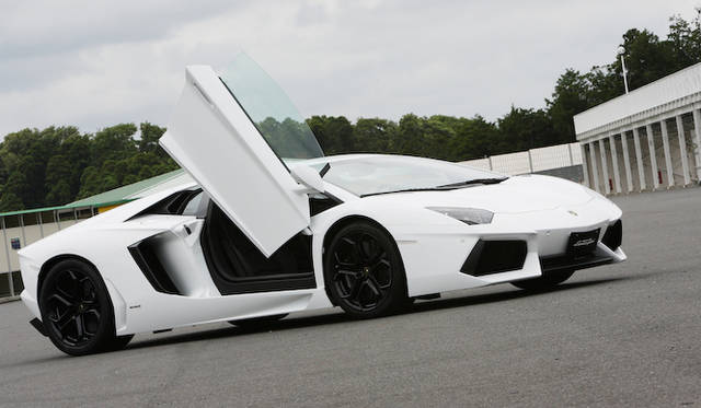 <strong>Lamborhghini Aventador LP 700-4｜ランボルギーニ アヴェンタドール LP 700-4</strong><br />カウンタック時代と同様に、ドアノブはドアのくぼみの裏側にひそませてある