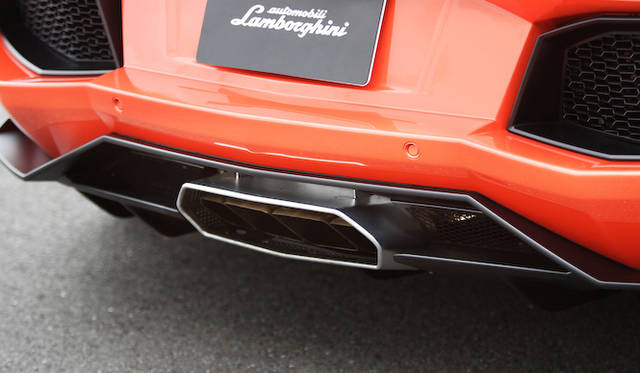 <strong>Lamborhghini Aventador LP 700-4｜ランボルギーニ アヴェンタドール LP 700-4</strong><br />スクエアなデザインの、4本出しマフラー