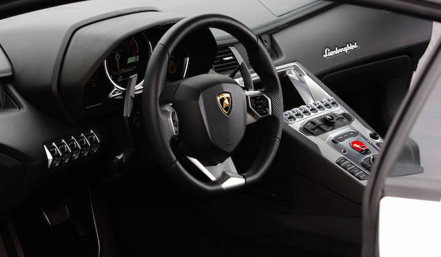 <strong>Lamborhghini Aventador LP 700-4｜ランボルギーニ アヴェンタドール LP 700-4</strong><br />強烈に低いシートに腰を下ろすと、そこはまさにコクピット。センターコンソールにひときわ赤く目立つのは、エンジンスタート／ストップのボタンカバーだ