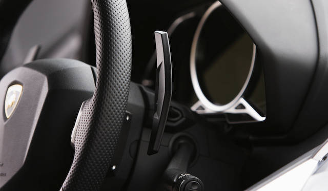 <strong>Lamborhghini Aventador LP 700-4｜ランボルギーニ アヴェンタドール LP 700-4</strong><br />シフトチェンジはパドルでおこなう。左がダウン、右がアップ、同時でニュートラルだ