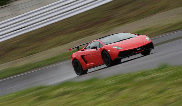 <strong>Lamborhghini Aventador LP 700-4｜ランボルギーニ アヴェンタドール LP 700-4</strong><br />試乗時の先導車「ガヤルド スーパートロフィオ ストラダーレ」