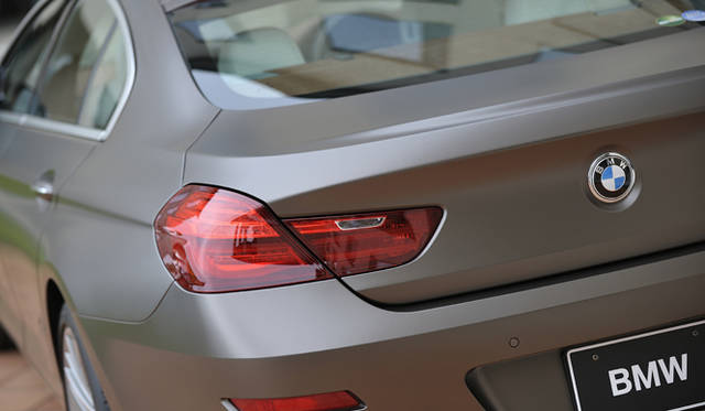 <strong>BMW 6 Series Gran Coupe｜ビー・エム・ダブリュー  6 シリーズ グランクーペ</strong><br />エンブレムの下にはリヤ・ビュー・カメラが搭載されている