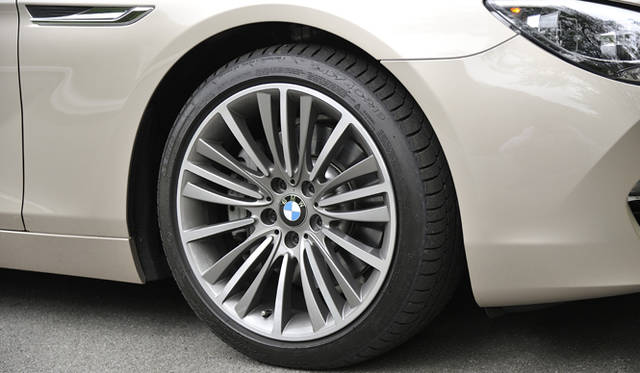 <strong>BMW 6 Series Gran Coupe｜ビー・エム・ダブリュー  6 シリーズ グランクーペ</strong><br />オプションの19インチ「Wスポーク・スタイリング423 アロイホイール」（30万円）　タイヤはフロント245/40 R19、リヤ275/35 R19