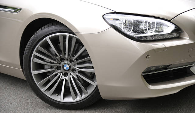 <strong>BMW 6 Series Gran Coupe｜ビー・エム・ダブリュー  6 シリーズ グランクーペ</strong><br />オプションの19インチ「Wスポーク・スタイリング423 アロイホイール」（30万円）　タイヤはフロント245/40 R19、リヤ275/35 R19