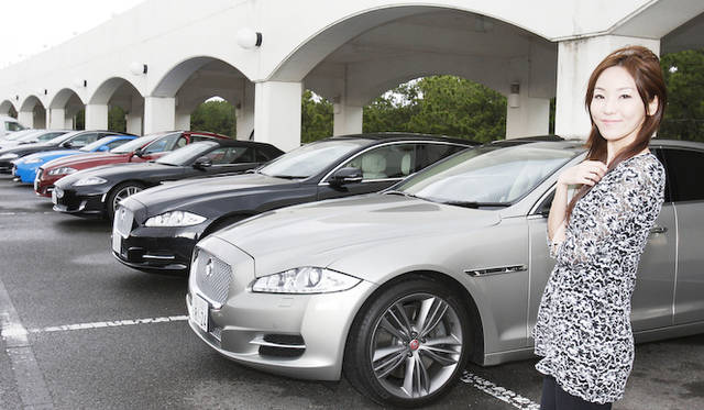 <strong>清水久美子、ジャガーブランドいっき乗り！</strong>　手前の2台がXJ