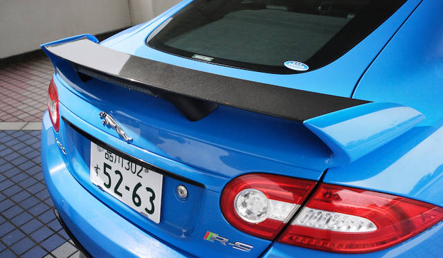 <strong>Jaguar XKR-S｜ジャガーXKR-S</strong><br />リアスポイラーとディフューザーはカーボン製