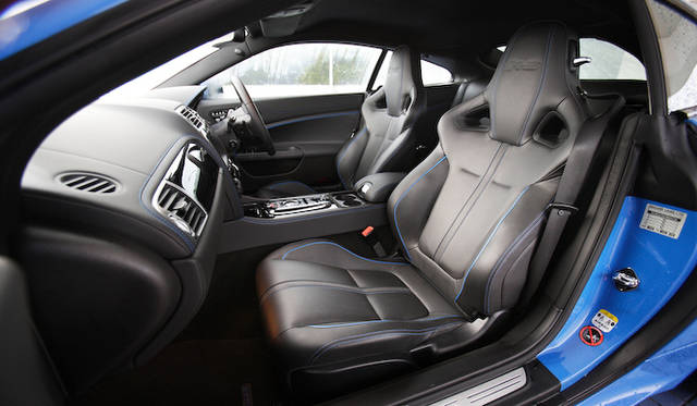 <strong>Jaguar XKR-S｜ジャガーXKR-S</strong><br />インテリアはコクピットのレーシーな雰囲気とラグジュアリーがうまく融合し、とてもよくなじんでいる