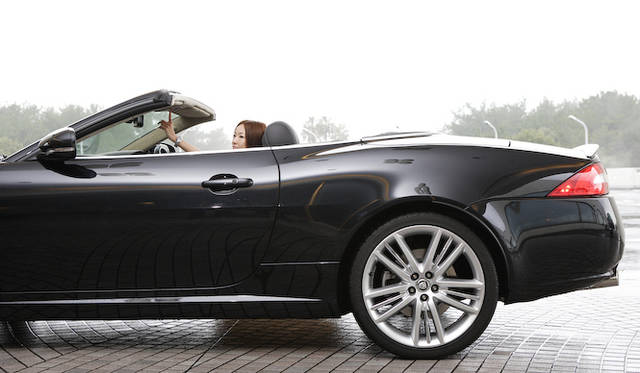 <strong>Jaguar XK Portfolio Convertible｜ジャガー XKポートフォリオ コンバーチブル</strong><br />電動ソフトトップの開閉は18秒で完了する