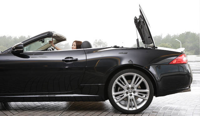 <strong>Jaguar XK Portfolio Convertible｜ジャガー XKポートフォリオ コンバーチブル</strong><br />電動ソフトトップの開閉は18秒で完了する