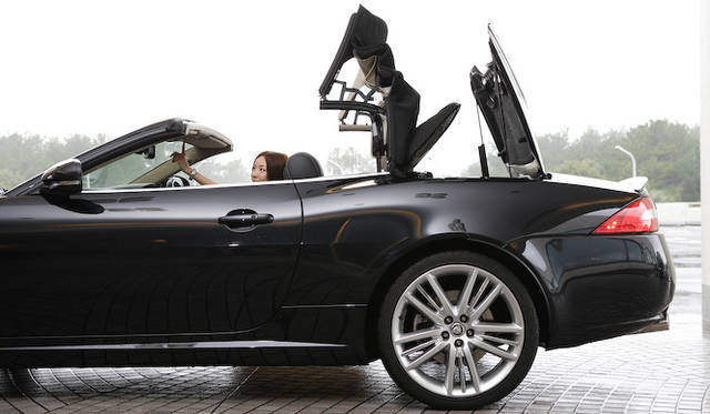 <strong>Jaguar XK Portfolio Convertible｜ジャガー XKポートフォリオ コンバーチブル</strong><br />電動ソフトトップの開閉は18秒で完了する