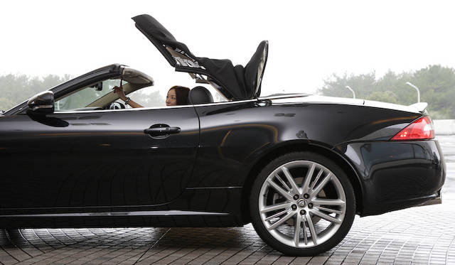 <strong>Jaguar XK Portfolio Convertible｜ジャガー XKポートフォリオ コンバーチブル</strong><br />電動ソフトトップの開閉は18秒で完了する