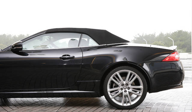 <strong>Jaguar XK Portfolio Convertible｜ジャガー XKポートフォリオ コンバーチブル</strong><br />電動ソフトトップの開閉は18秒で完了する