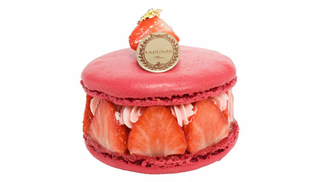 <strong>LADURÉE│ラデュレ</strong>　665_Butterfly　ひなげしのモスリーヌ・クリームやユズ、濃厚な甘みと酸味が絶妙なイチゴ「マラ・デ・ボワ」をイチゴ風味のマカロンで包んだ「Le Butterfly（バタフライ）」　890円