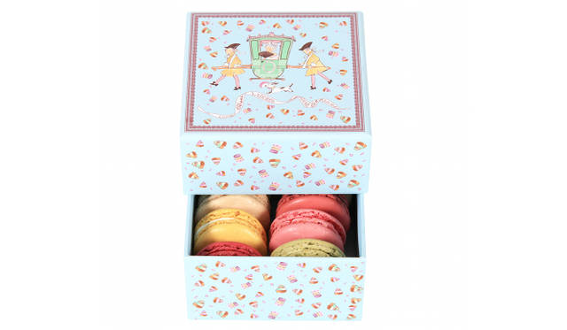 <strong>LADURÉE│ラデュレ</strong>　8個入りの限定マカロンボックス「オン・ヴォヤージュ」　2940円