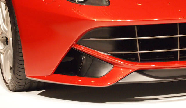 <strong>Ferrari F12berlinetta｜フェラーリ F12ベルリネッタ</strong><br />ブレーキに外気を導くエアインテークは 普段はふたが閉まっており空気抵抗を軽減 冷却が必要なときのみ口をひらく