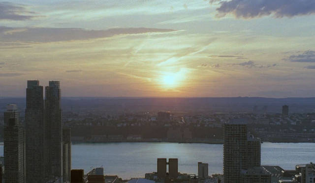 　現在公開中の「ストロングメッセージ篇」では、太陽光の可能性を坂本氏が語っている