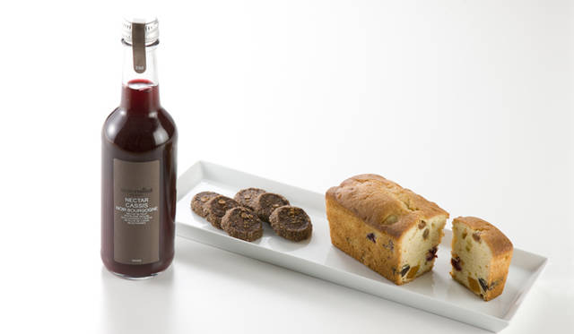 <strong>Jean Paul Hévin│ジャン＝ポール・エヴァン</strong>　WEB限定コフレ「真夏の夜の夢」、7月はケーク エクゾチック、サブレ ショコラ、カシスネクター　4900円