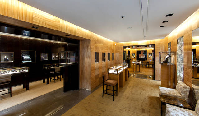 <strong>LOUIS VUITTON│ルイ・ヴィトン</strong>　ヴァンドーム広場を臨む17世紀に建築された優美な建物にオープンした、ルイ・ヴィトンのウォッチとファインジュエリーのサロン。レイアウトと内装を担当したのは、建築家ピーター・マリノ氏<br />©LOUIS VUITTON