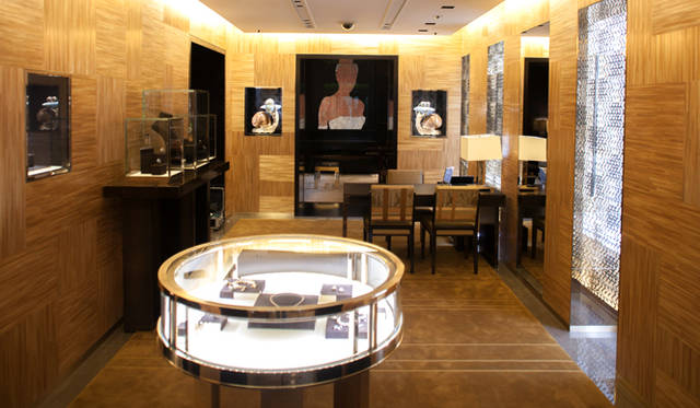 <strong>LOUIS VUITTON│ルイ・ヴィトン</strong>　壁面を彩る明るい色調のローズウッド製パネルやシガーブラウンのハバナレザーなど、シンプルでありながらもあたたかみが感じられる空間。テレジタ・フェルナンデス、ファハド・モシリ、ラシッド・ラナによる現代アートの3作品がサロンに飾られる<br />©LOUIS VUITTON