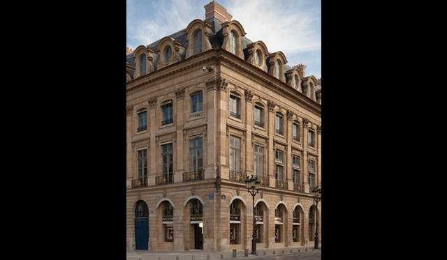 <strong>LOUIS VUITTON│ルイ・ヴィトン</strong>　今回ブティックができた場所は、ブランド創始者のルイ・ヴィトン氏が1854年にはじめて店を構えた歴史的な場所からすぐ近くという。パリへ行くさいは、ぜひ訪れてみたい場所だ<br />©LOUIS VUITTON